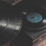 Echo przeszłości: Jak odzyskuję utracone wspomnienia z analogowych kaset VHS i co to mówi o przemijaniu technologii